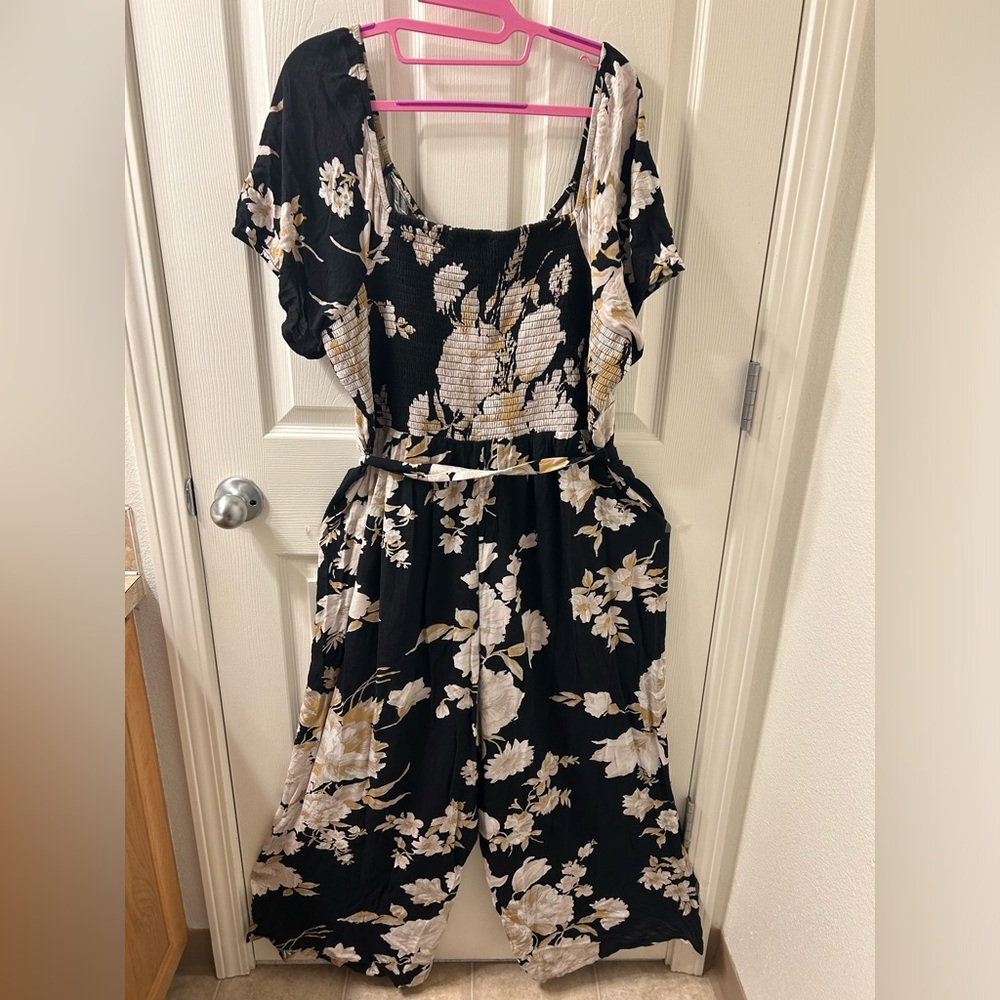 American Eagle Ruched Puff-Sleeve Jumpsuit in ivory and black - Picture 3 of 4